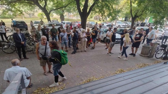 Građani ispred suda